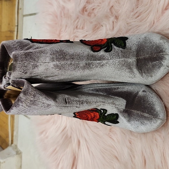 Brand New LILIANA FAUX CRUSHED VELVET ANKLE BOOTIES W/ROSE DETAIL-7 - Picture 2 of 8